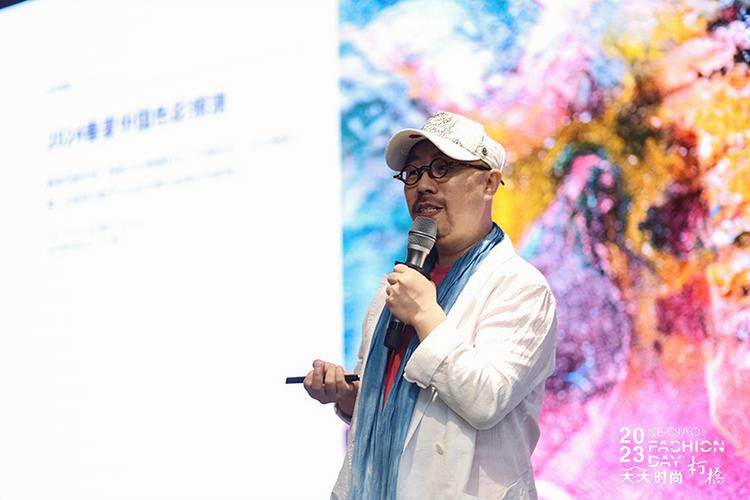 分享中列举了坚果壳棕,冰河蓝,数字青粲等流行色彩在产品布置中的使用